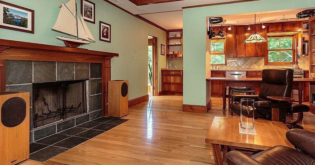 Queen Anne Victorian In Arlington With 10 Foot Ceilings And